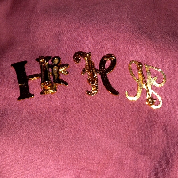 Q-9 LOT 3 GOLD TONED LETTER "H" Brooches - Picture 6 of 6